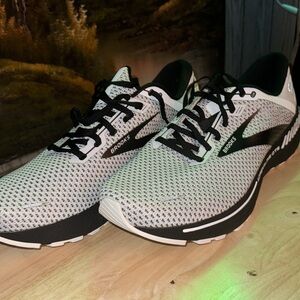 NWB Brooks Adrenaline GTS 22 - BRAND NEW